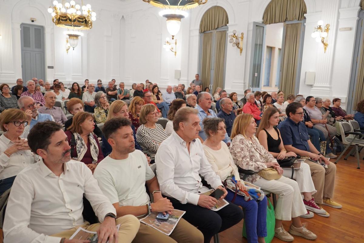 Público asistente a la inauguración del ciclo de conferencias sobre Gonzalo Viñes en Xàtiva.