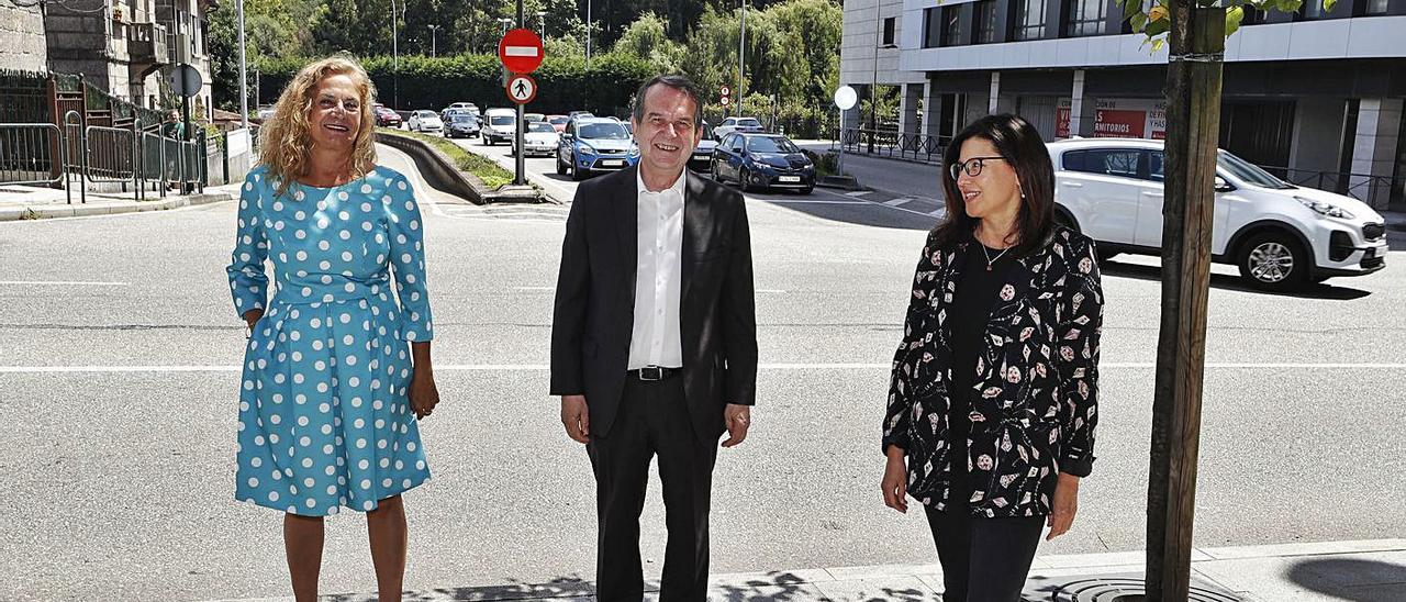 Carmela Silva, Abel Caballero y María José Caride, en el cruce entre Castrelos y Antonio Palacios.