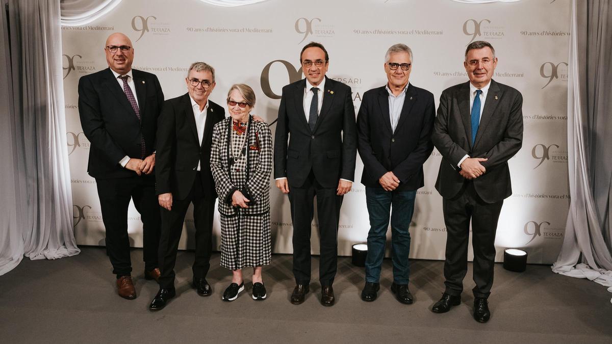 Miquel Gotanegra, segon per l'esquerra, amb Mercè Portell i representants polítics.