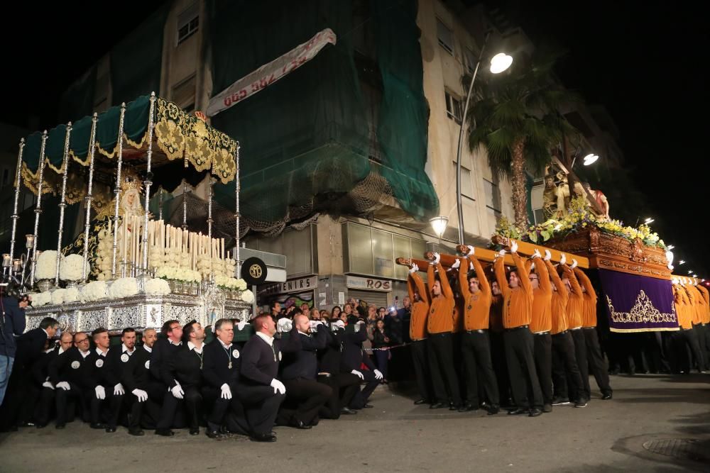 Miércoles Santo en Torrevieja. Encuentro en la Vía Dolorosa protagonizado por la imagen de Nuestra Señora de la Esperanza y de la Paz y Jesús en la Caída