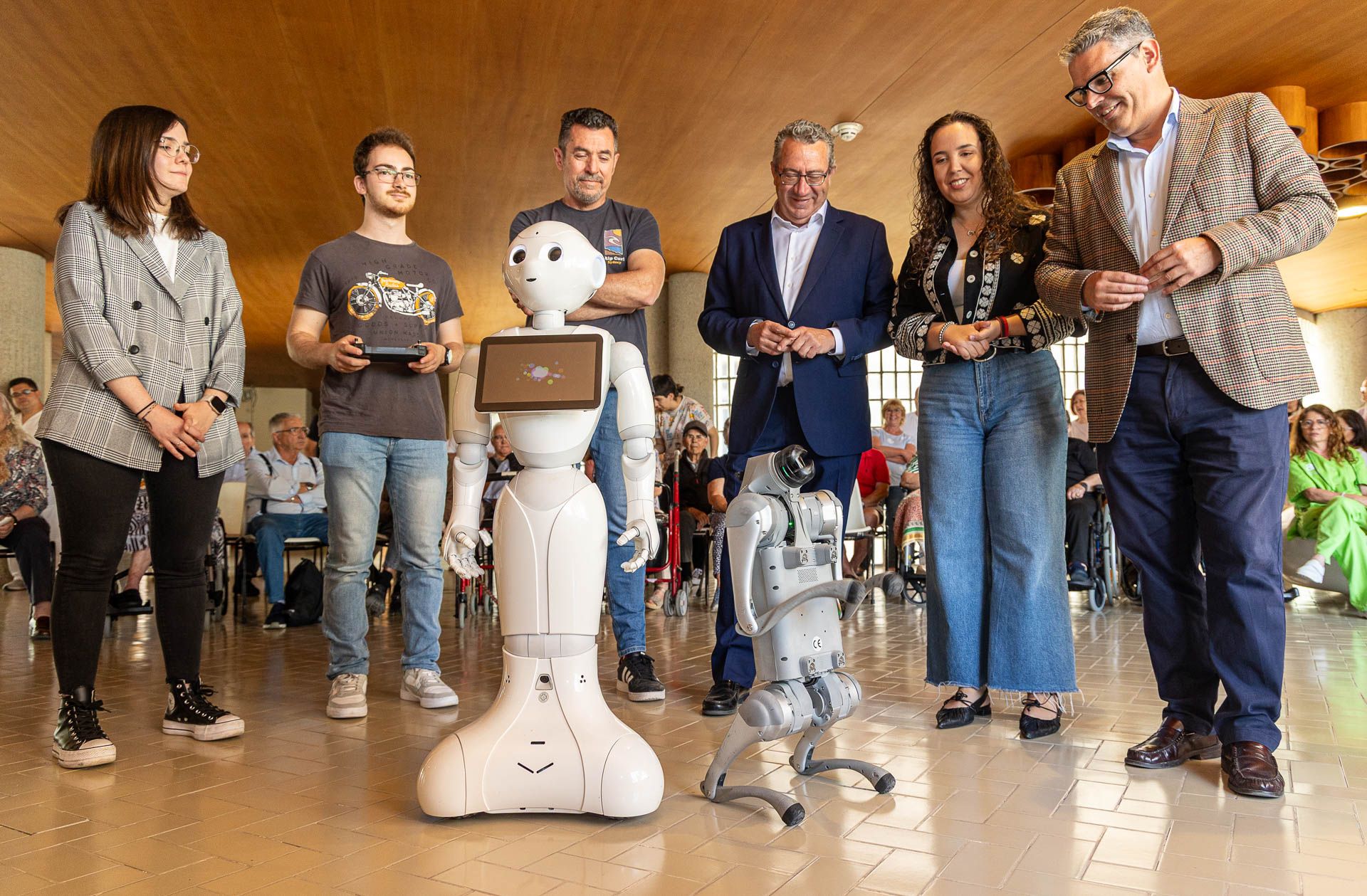 Un humanoide y un perro robot en el Hogar Provincial de Alicante