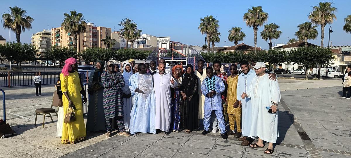 El imán Rashid Garbhi, en el centro, con algunos de los fieles que han participado en la celebración.