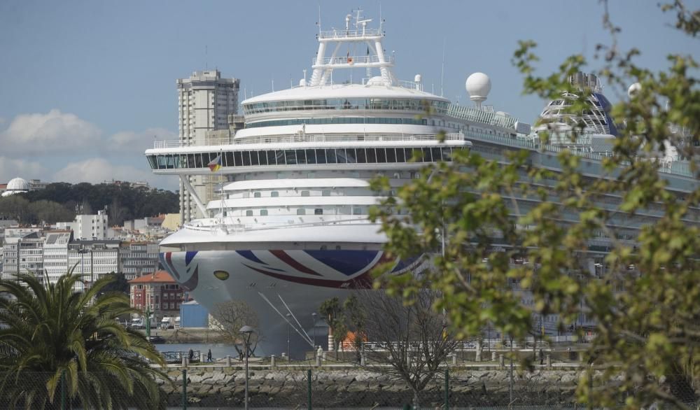 A Coruña recibe a 11.000 personas de 5 cruceros