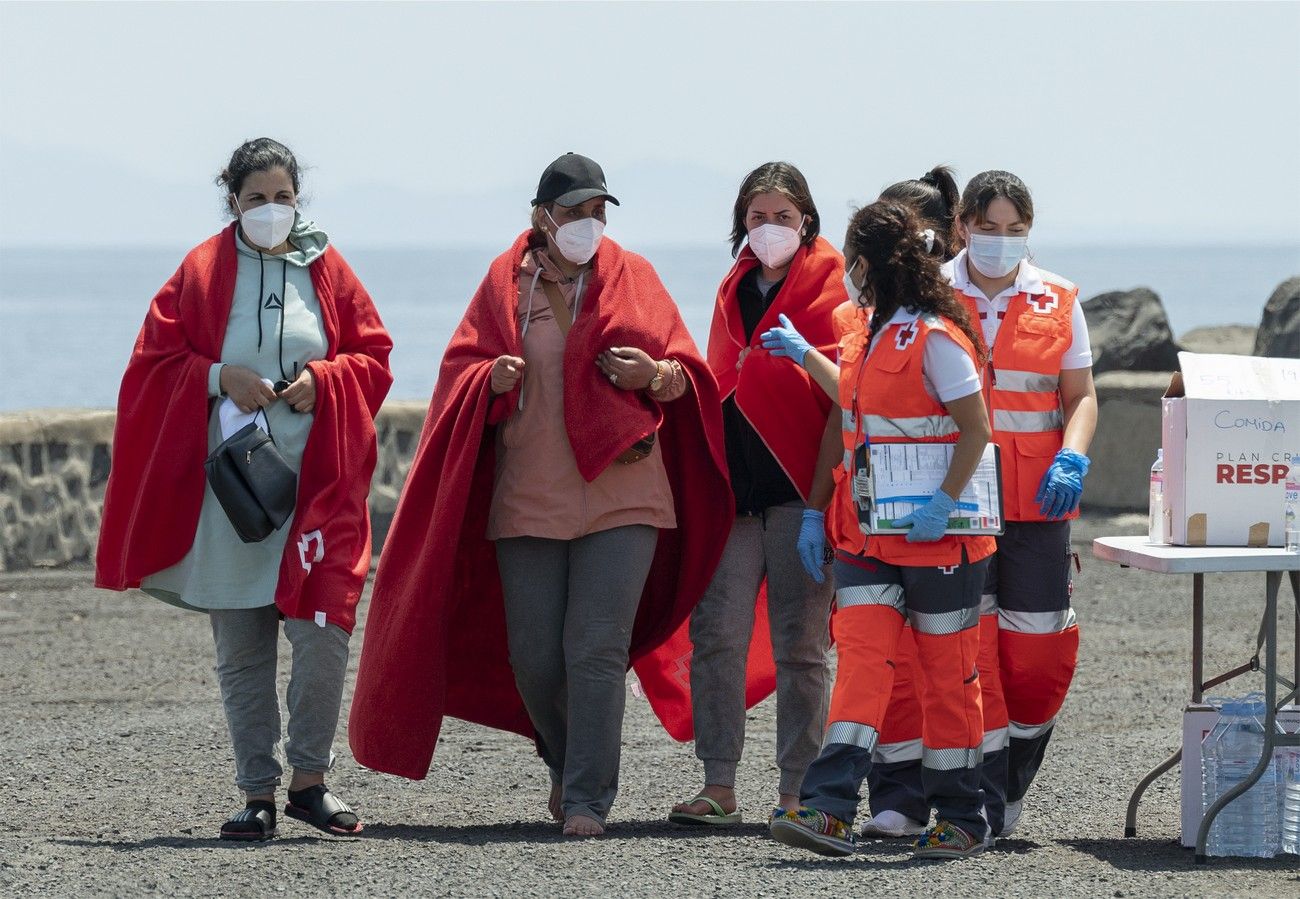 Salvamento Marítimo intercepta una patera al noreste de Lanzarote con 68 personas a bordo