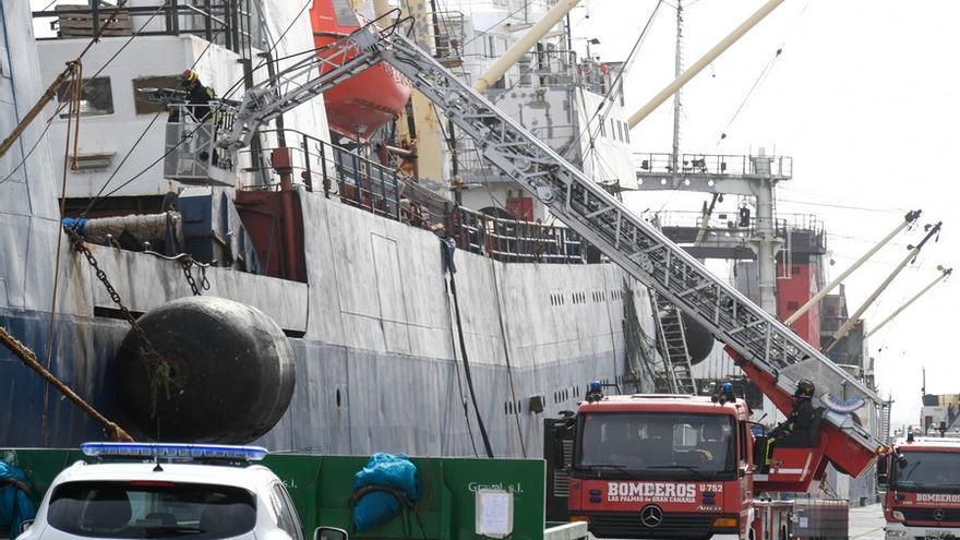 Extinguido el incendio en un barco en el puerto de La Luz con tres fallecidos