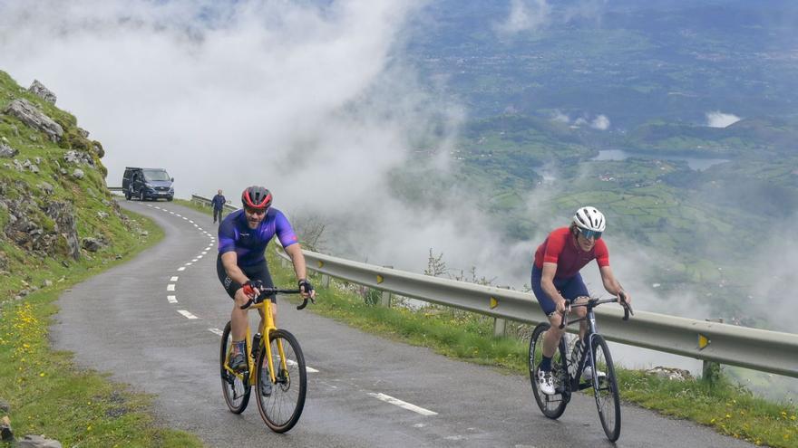 Craviotto y Delgado subiendo el Angrilu. |