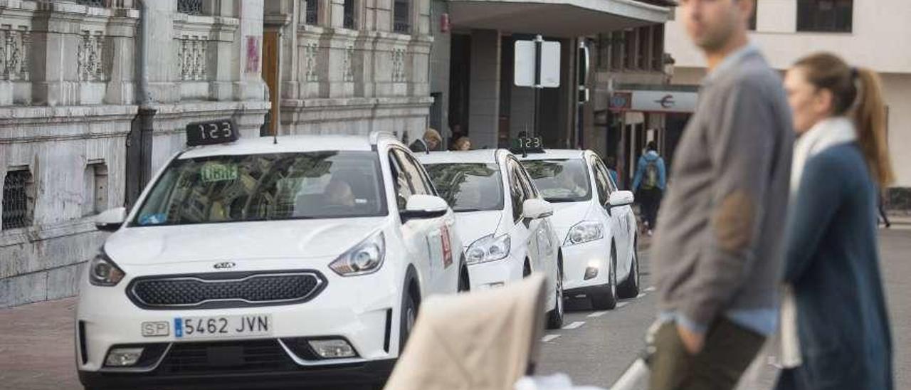 Taxis estacionados en el centro de la ciudad.