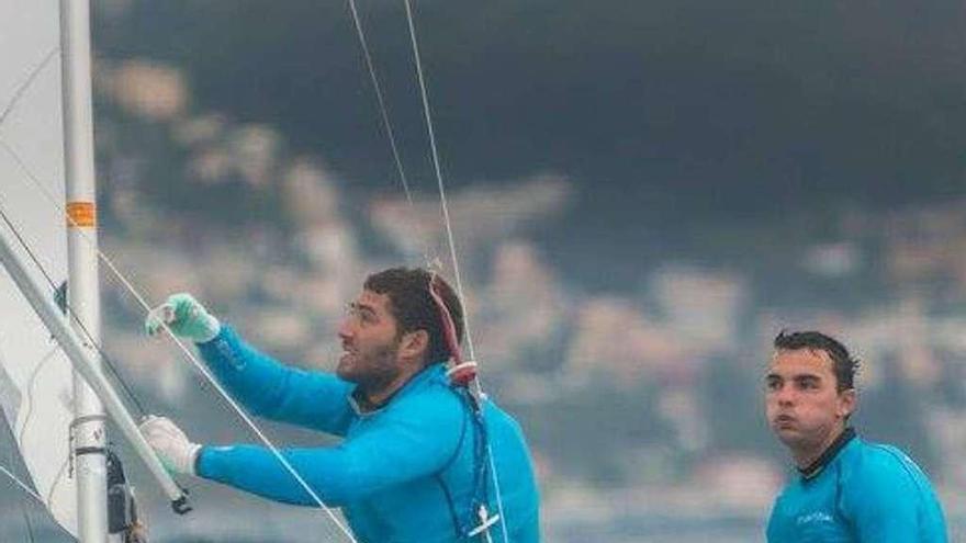 Nico Rodríguez (izqda.) y Jordi Xammar, durante una de las regatas en aguas de Mónaco. // Movistar