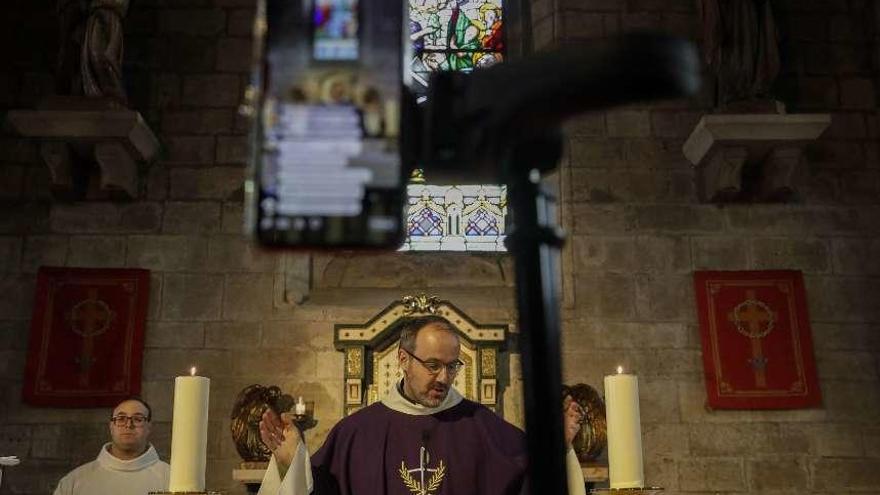 Alfonso López, durante la misa dominical retransmitida vía Facebook.