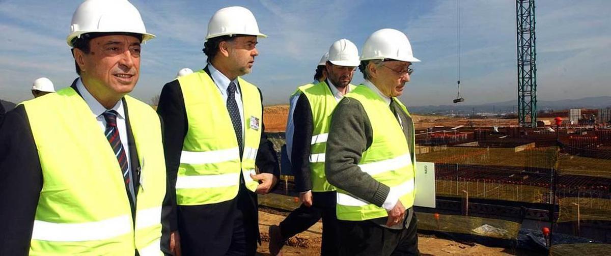 Una visita a las obras del HUCA en 2006.