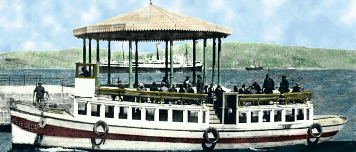 Un dos primeiros barcos adaptados a pasaxeiros saíndo de Vigo.