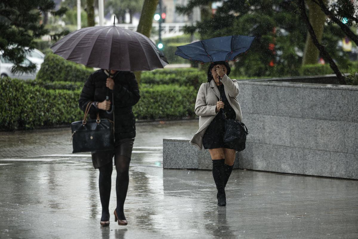 Lluvia en València por el paso de la borrasca Regina: hoy viernes 6 de marzo hay aviso amarillo en toda la Comunitat Valenciana por precipitaciones.