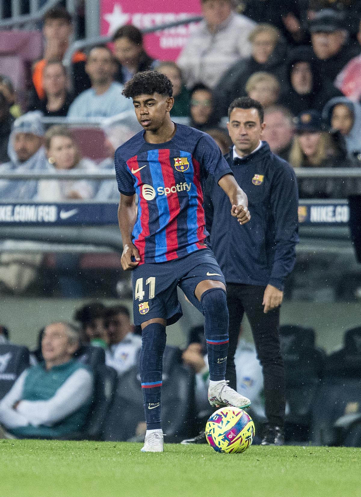 Xavi observa el control del cadete azulgrana Lamine Yamal, de 15 años, en su debut con el primer equipo durante el partido de liga entre el Barça y el Betis