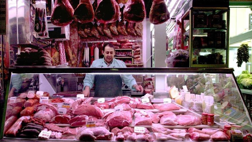 Un carnicero en el mercado de San Miguel de Madrid