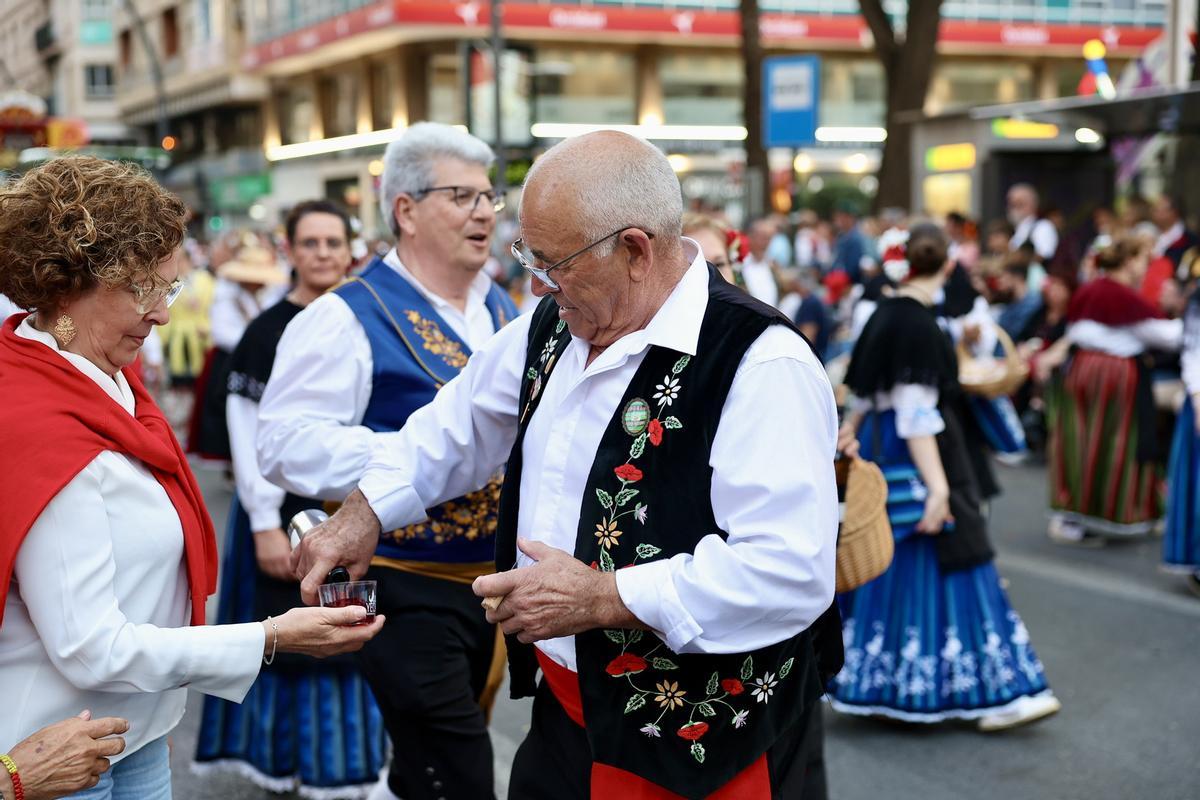 Carmen y Marta disfrutan de un desfile que alimenta: el Bando de la Huerta