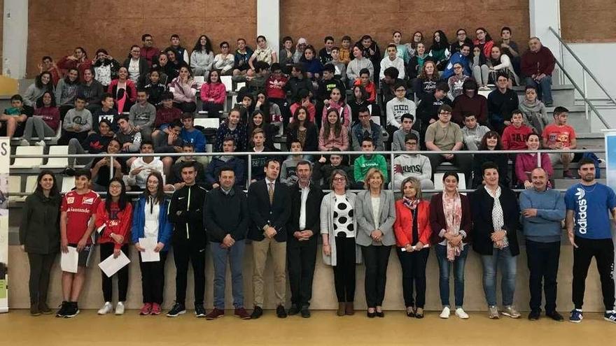 Participantes en una gincana escolar con motivo del Día Mundial contra el Tabaco celebrada ayer en Barro. // Faro