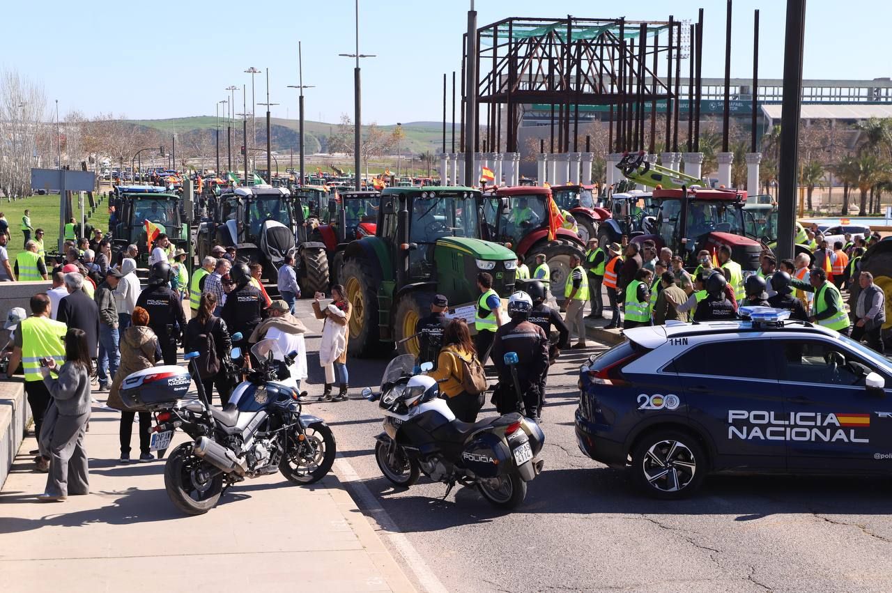 Tensión en El Arenal ante el intento de los tractores de entrar en Córdoba