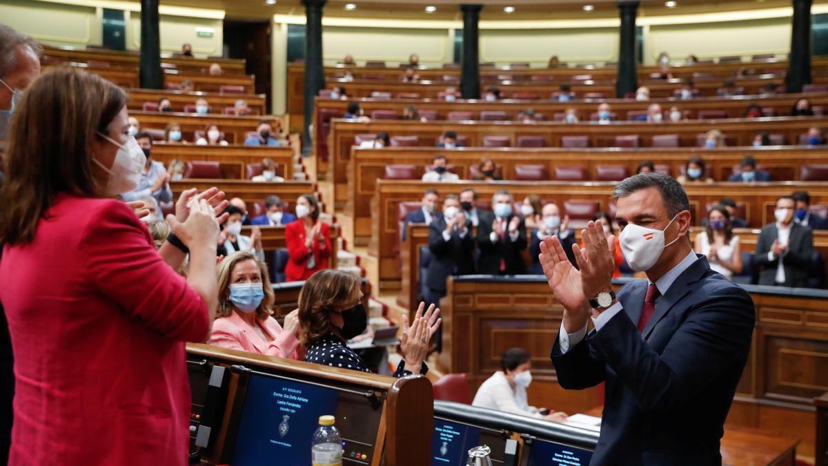 El presidente del Gobierno, Pedro Sánchez, se suma al aplauso de la bancada socialista tras su discurso en defensa de los indultos, este 30 de junio de 2021 en el Congreso.