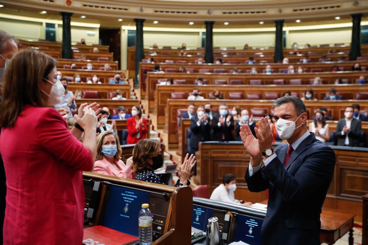 El presidente del Gobierno, Pedro Sánchez, se suma al aplauso de la bancada socialista tras su discurso en defensa de los indultos, este 30 de junio en el Congreso. 