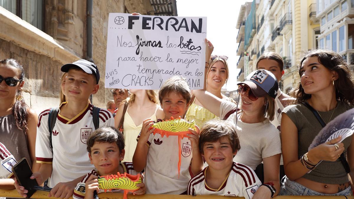 Colas en les Corts para el nombramiento de Ferran Torres en imagen y embajador de la Comunitat Valenciana