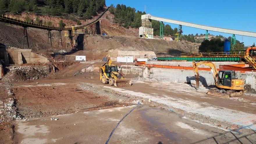 Màquines fent els primers moviments de terres al lloc on es fa la planta