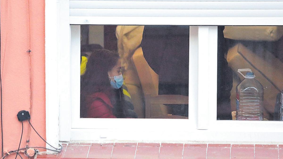 Vanesa Muñoz Pujol, durante el registro del domicilio en el número dos de la calle Sánchez Arbós del Picarral.