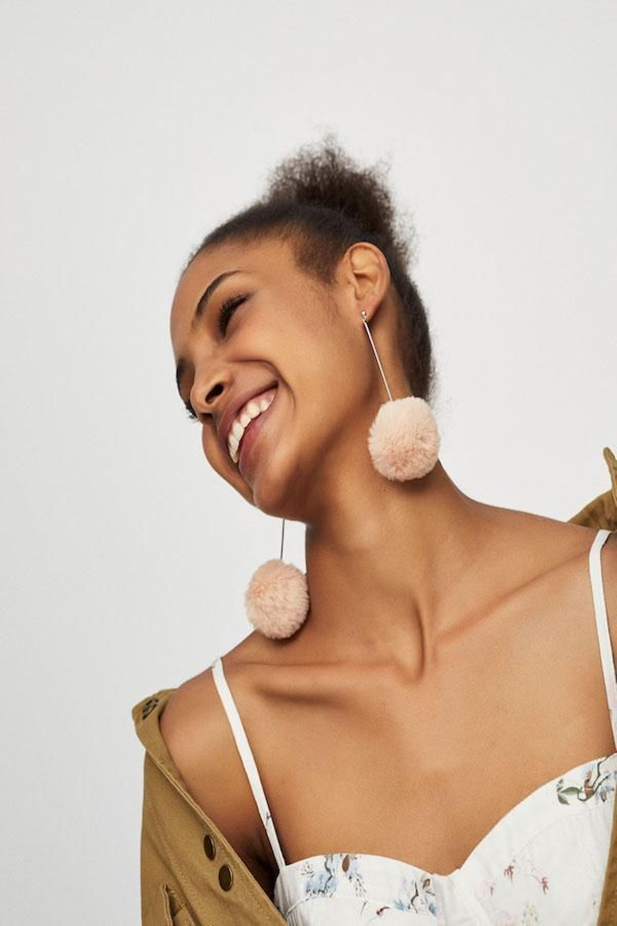 Pendientes con pompones de pelo, de Pull &amp; Bear, 4,99 euros