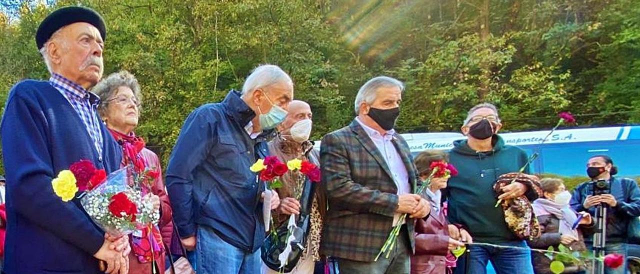 Gutiérrez Solís, Marcolina Argüelles, Adolfo Fernández y Aníbal Vázquez, momentos antes de la ofrenda floral.