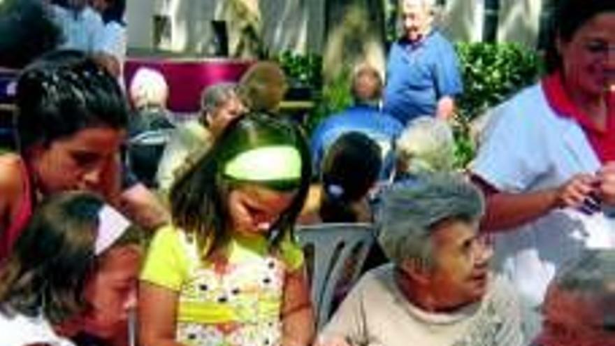 Celebran una convivencia intergeneracional entre niños y mayores por el día del abuelo