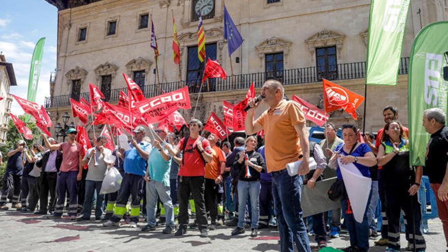 Trabajadores de Parcs i Jardins han protagonizado una concentración frente al Ayuntamiento