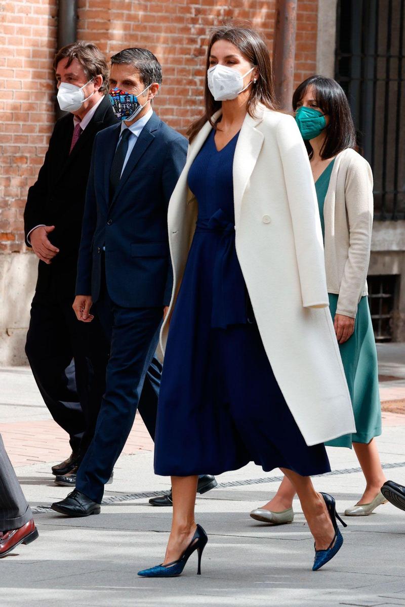 La reina Letizia con vestido azul marino de Massimo Dutti, abrigo blanco y salones de tacón
