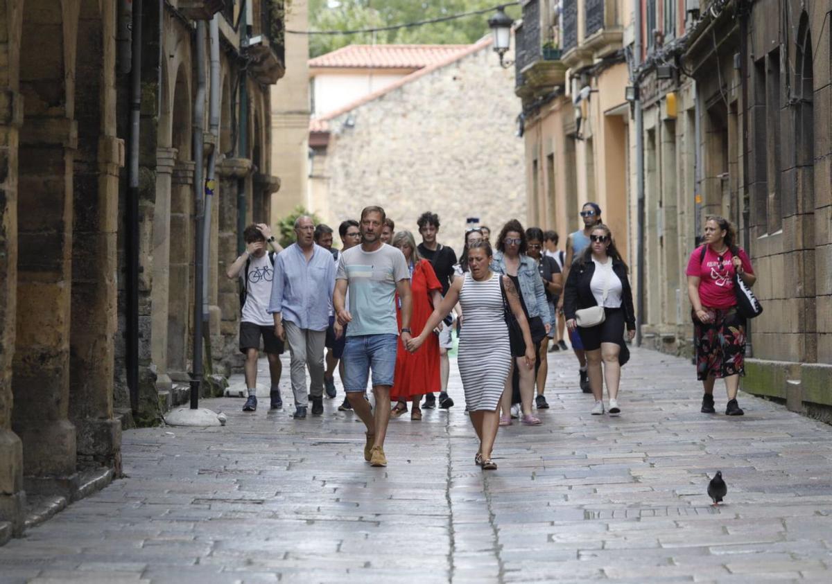 Turistas paseando por la calle de la Ferrería el pasado verano.  | RICARDO SOLÍS