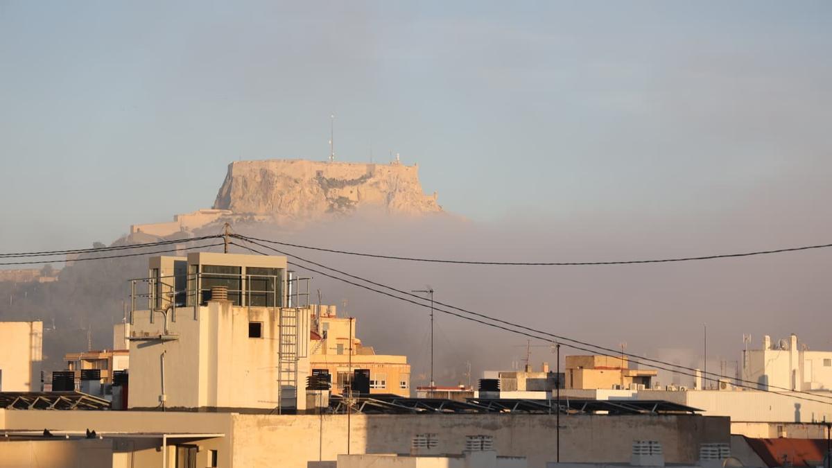 Alicante cubierta por la niebla desde las escaleras del Jorge Juan