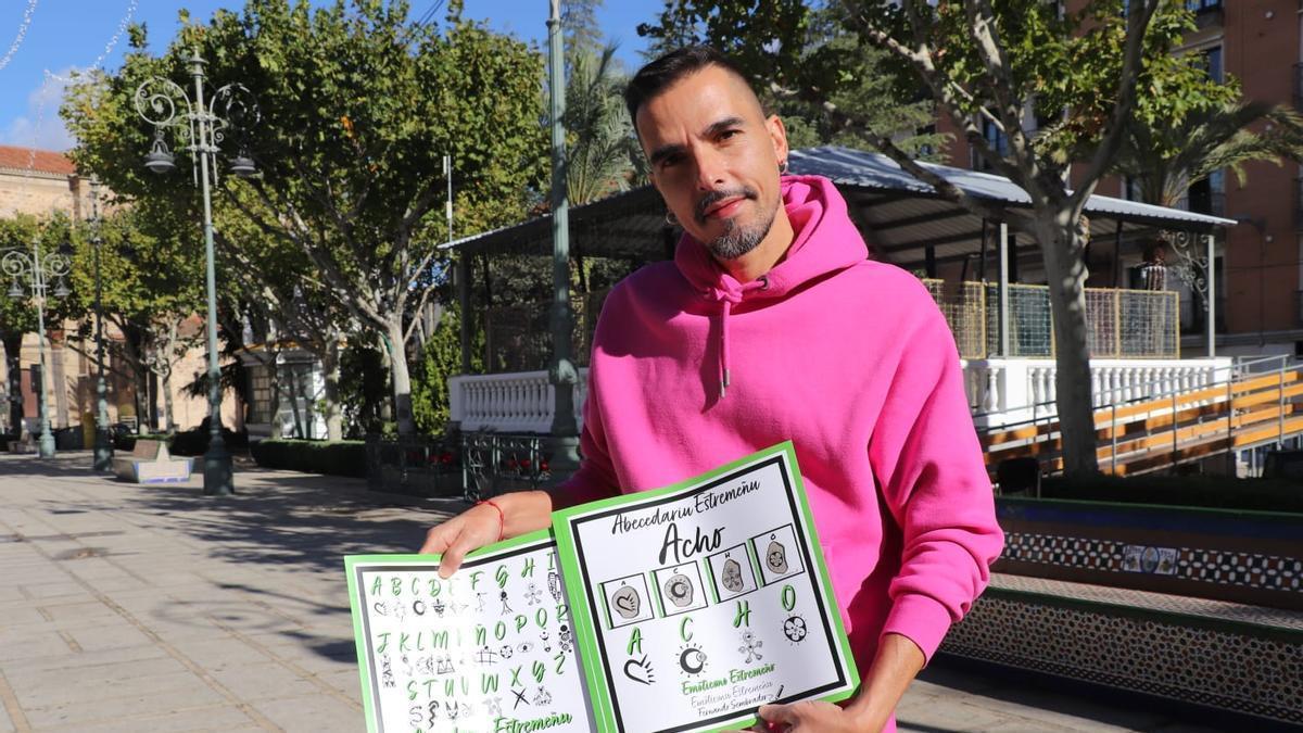 Fernando Sembrador posa junto a cartel de su particular abecedario.