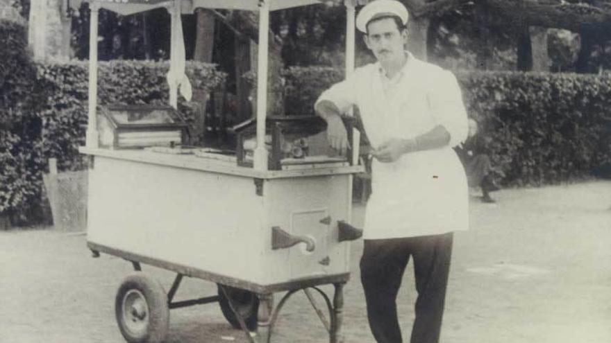 Vicente Guillem, con un carrito de helados en el parque de Isabel la Católica en 1962.