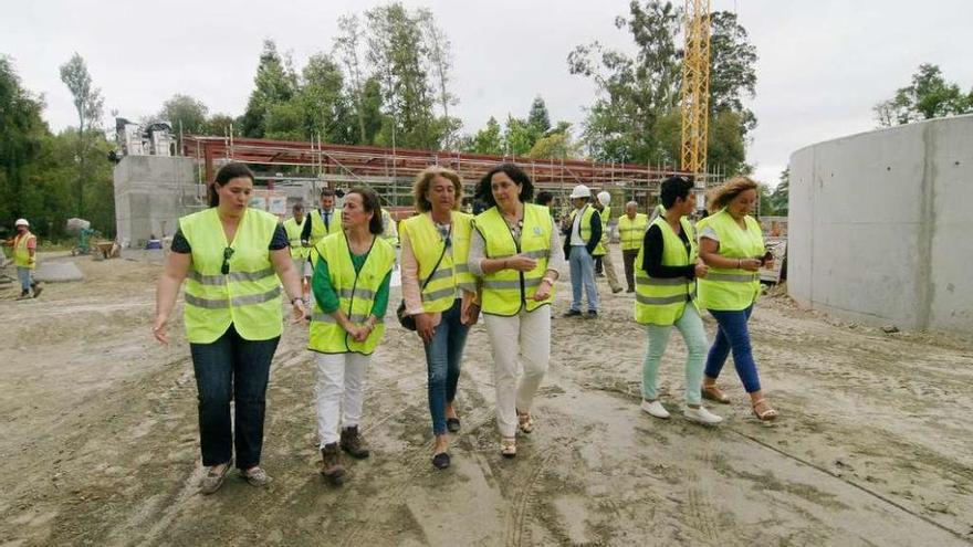 La alcaldesa y la conselleira, primera y segunda por la izquierda, durante una visita a la obra.