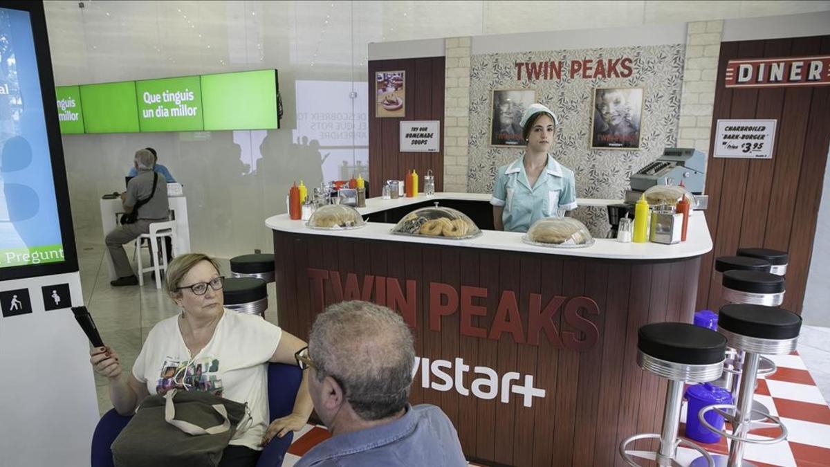 La reproducción del RR Diner de 'Twin Peaks' en la tienda Movistar de Barcelona