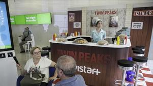 La reproducción del RR Diner de ’Twin Peaks’ en la tienda Movistar de Barcelona. 