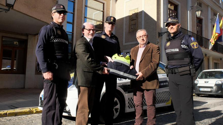 Los responsables municipales y policiales con los chalecos.