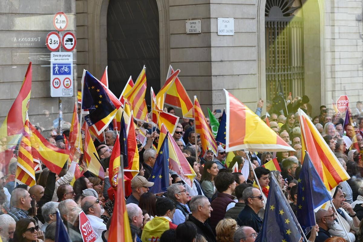 Concentració a la plaça Sant Jaume convocada pel PP contra la amnistia