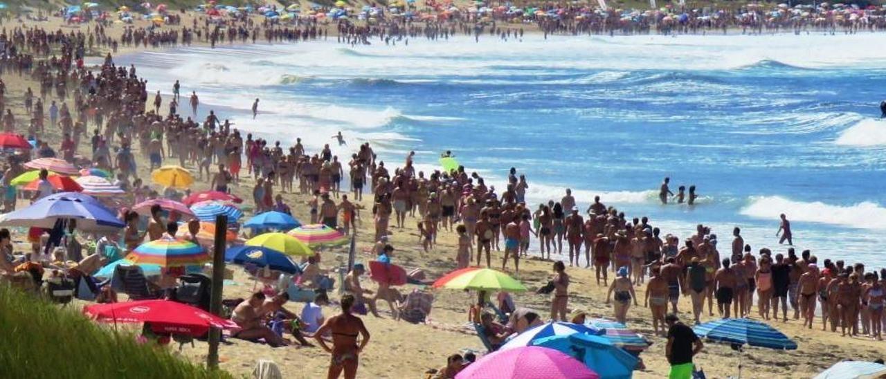 Imagen de la playa de A Lanzada utilizada este verano por el Concello de O Grove como ejemplo de masificación.