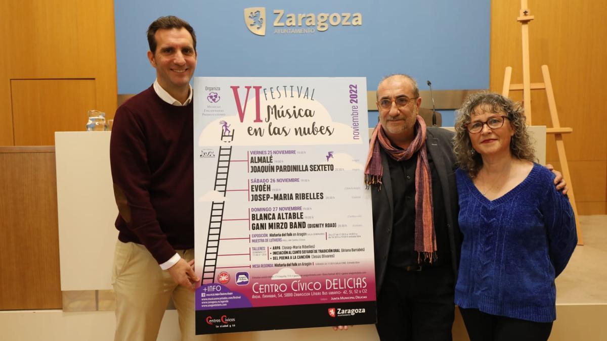 Javier Rodrigo, Miguel Ángel Fraile y Pilar Gonzalvo, este lunes en la sala de prensa del Ayuntamiento de Zaragoza.