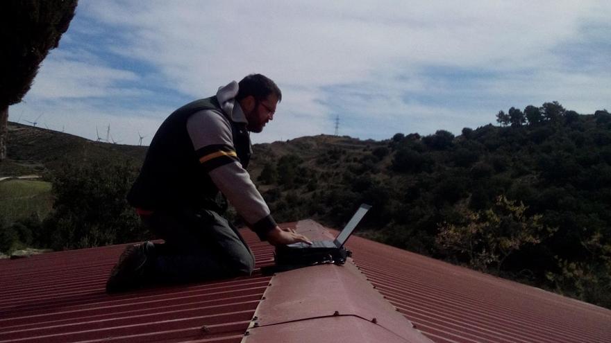 Víctor Milián, en el tejado de su granja para tener cobertura. La situación sigue igual.