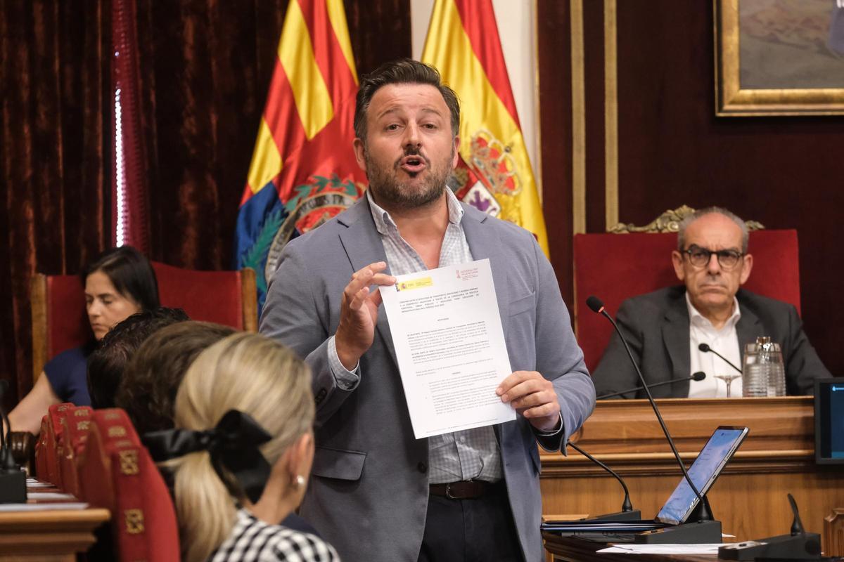 El concejal Francisco Soler escucha una intervención del alcalde Pablo Ruz en un pleno en Elche