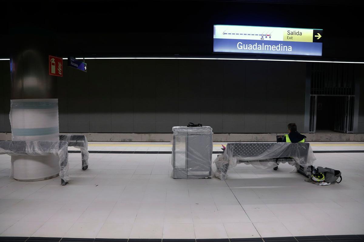 La estación de Guadalmedina, aún por inaugurar, durante las pruebas de seguridad nocturnas en 2022.