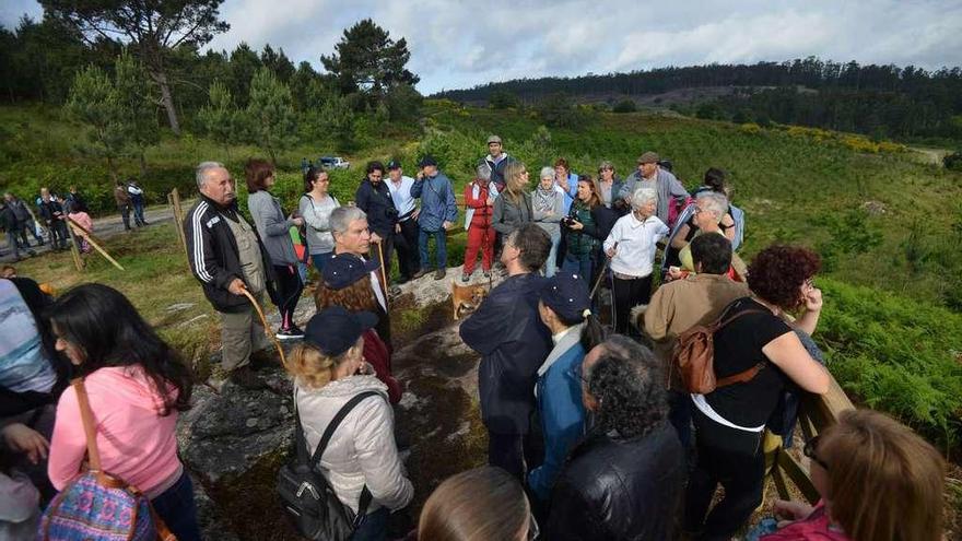 Fernando Pintos da explicaciones a los participantes en el &quot;roteiro&quot; por los montes de Salcedo. // G. S.