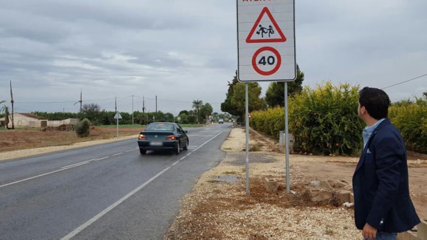 Caballero junto a la carretera que pasa por delante del Museo