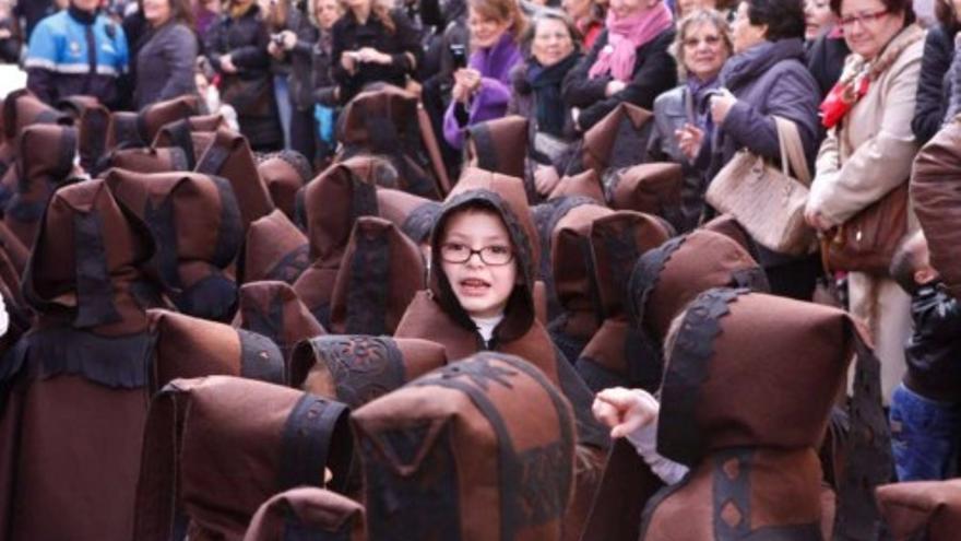 Las &quot;capitas pardas&quot; procesionan en Zamora