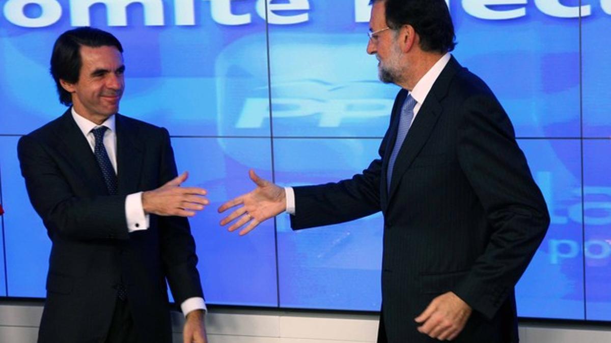 Aznar y Rajoy se saludan al inicio de la ejecutiva popular.