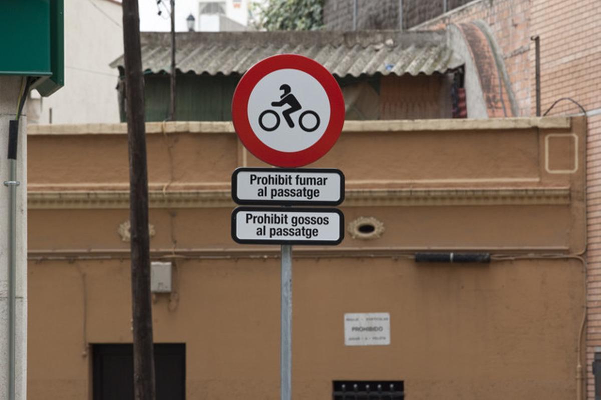 El racó de les prohibicions. Vaig fer aquesta foto el dilluns, 13 de desembre, al passatge de Planell, al districte de les Corts de Barcelona. La imatge mostra dos cartells de prohibició: un no deixa fumar (¡a la via pública!) i l’altre veta la presència de gossos. Però al fons, a la paret, hi ha l’inefable text de «prohibit jugar a pilota». En fi, un ja sap a què atenir-se. El més curiós és que no n’hi hagi altres que prohibeixin xiular al caminar o aturar-se i mirar als núvols, per exemple.